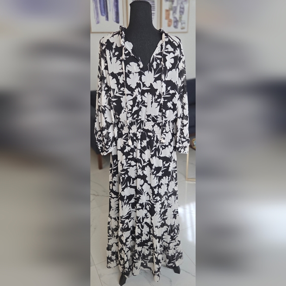 Vince Camuto Black and White Floral Long Sleeve Maxi Dress - Picture 2 of 3